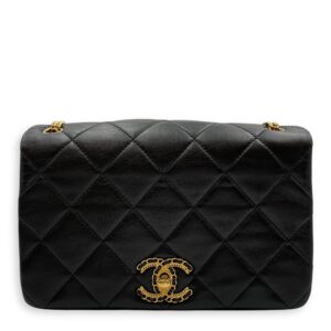 CC Flap Medium Black Shoulder Bag in Lambskin, Gold hardware