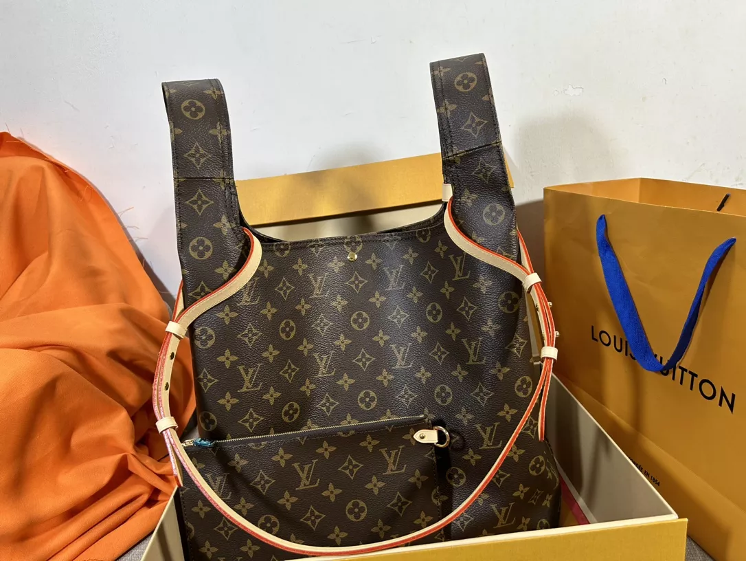 Louis Vuitton Atlantis GM in Coated Canvas with Gold-tone - Image 4