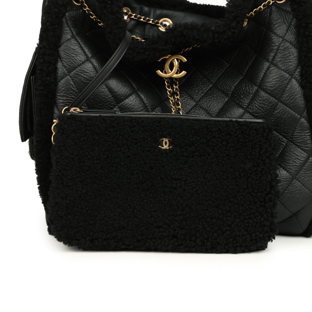 Chanel Medium 25 Hobo Bag Black Crumpled Sheepskin and Shearling Antique Gold Hardware - Image 8