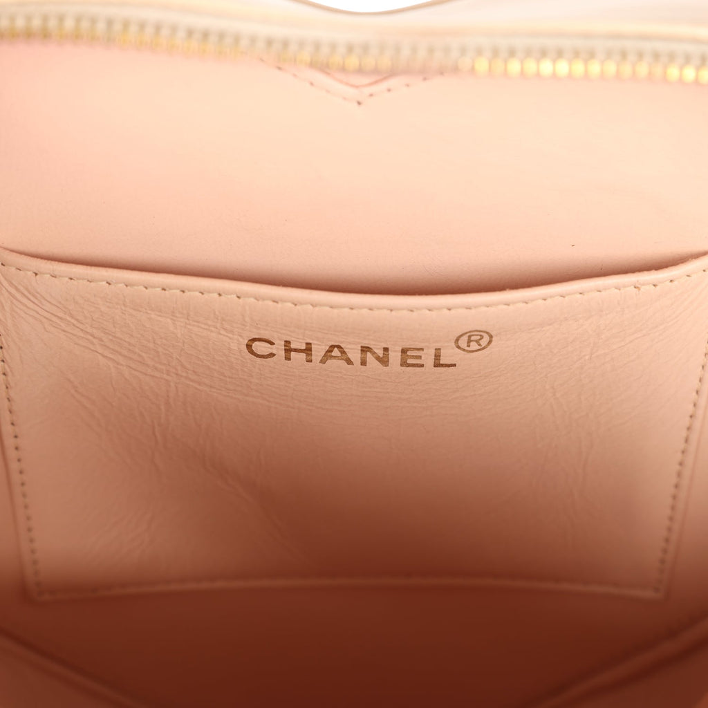 Vintage Chanel Heart Vanity Bag Beige and Black Patent Antique Gold Hardware - Image 10