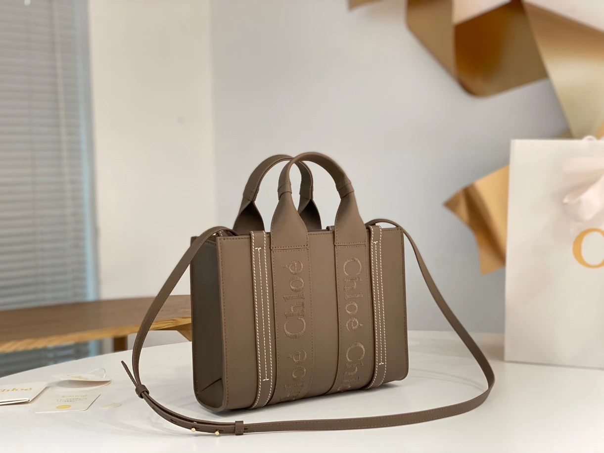 Chloé Small Woody Tote Bag Smooth Calfskin With Chloé Logo - MB015 - Image 4