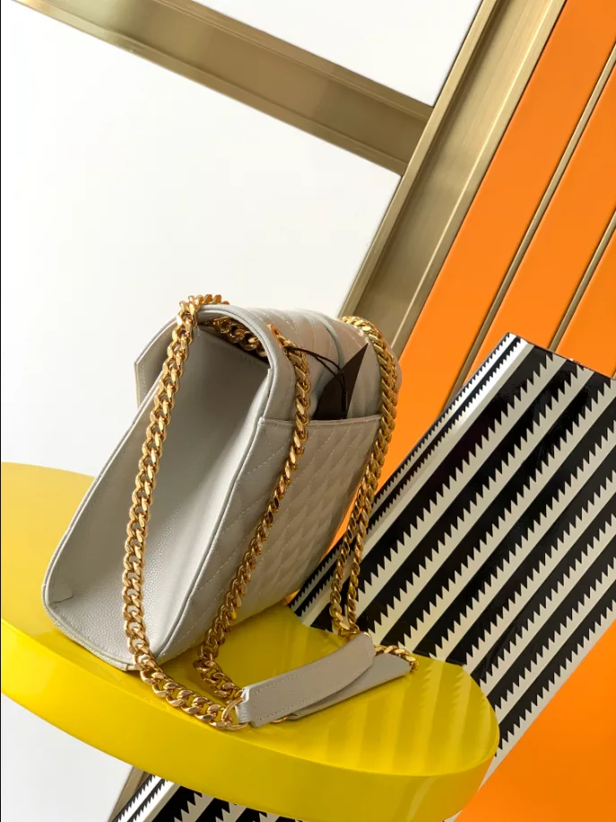 Envelope Medium in Quilted Grain de Poudre Embossed Leather bag - Image 10