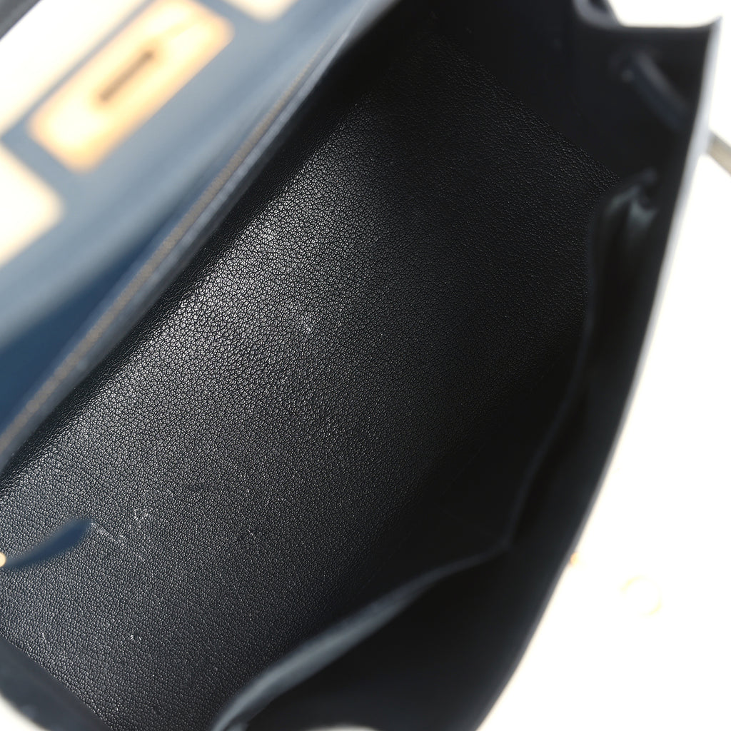 Vintage Hermes Kelly Sellier 28 Bleu Marine Courchevel and Ecru Crinoline Gold Hardware - Image 9