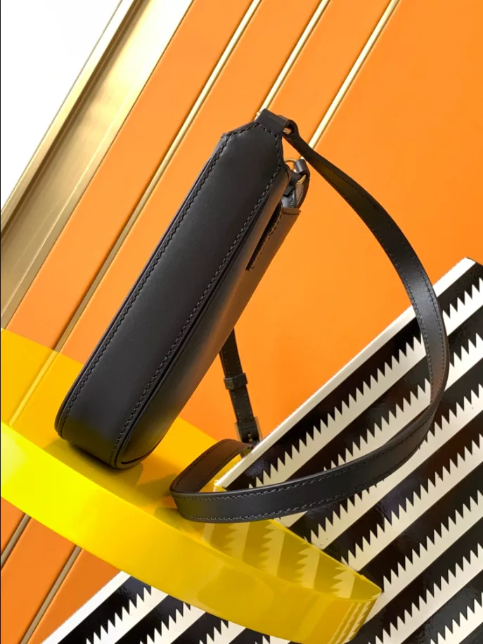 LE 5 À 7 Vertical in Smooth Leather bag - Image 8