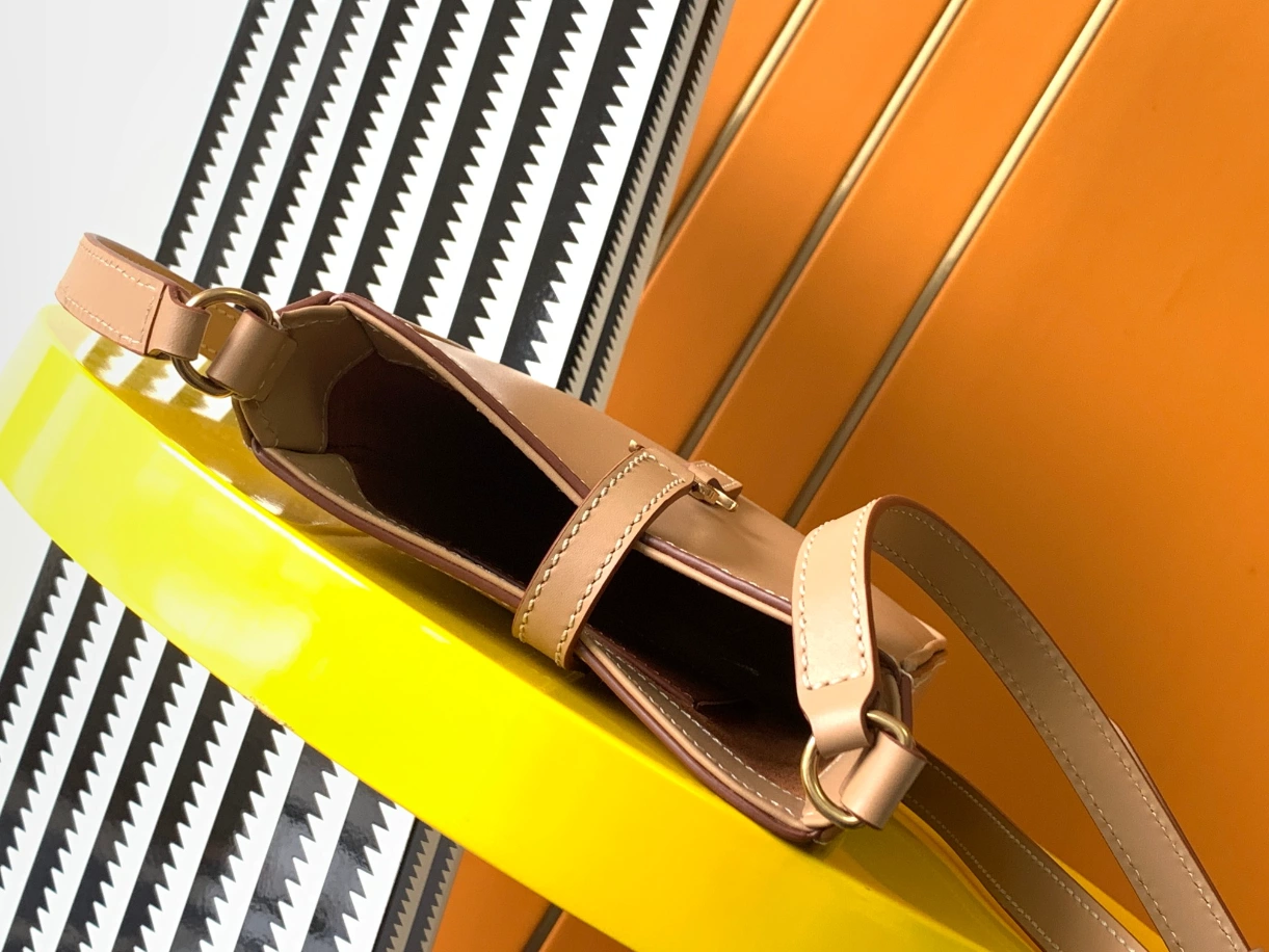 LE 5 À 7 Vertical in Smooth Leather bag - Image 6