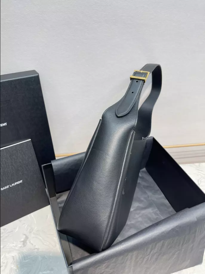 Le 5 à 7 Supple Small in grained leather Bag - Image 6