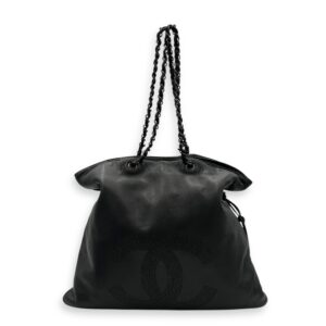 CC Black Shoulder Bag in Lambskin, Silver hardware