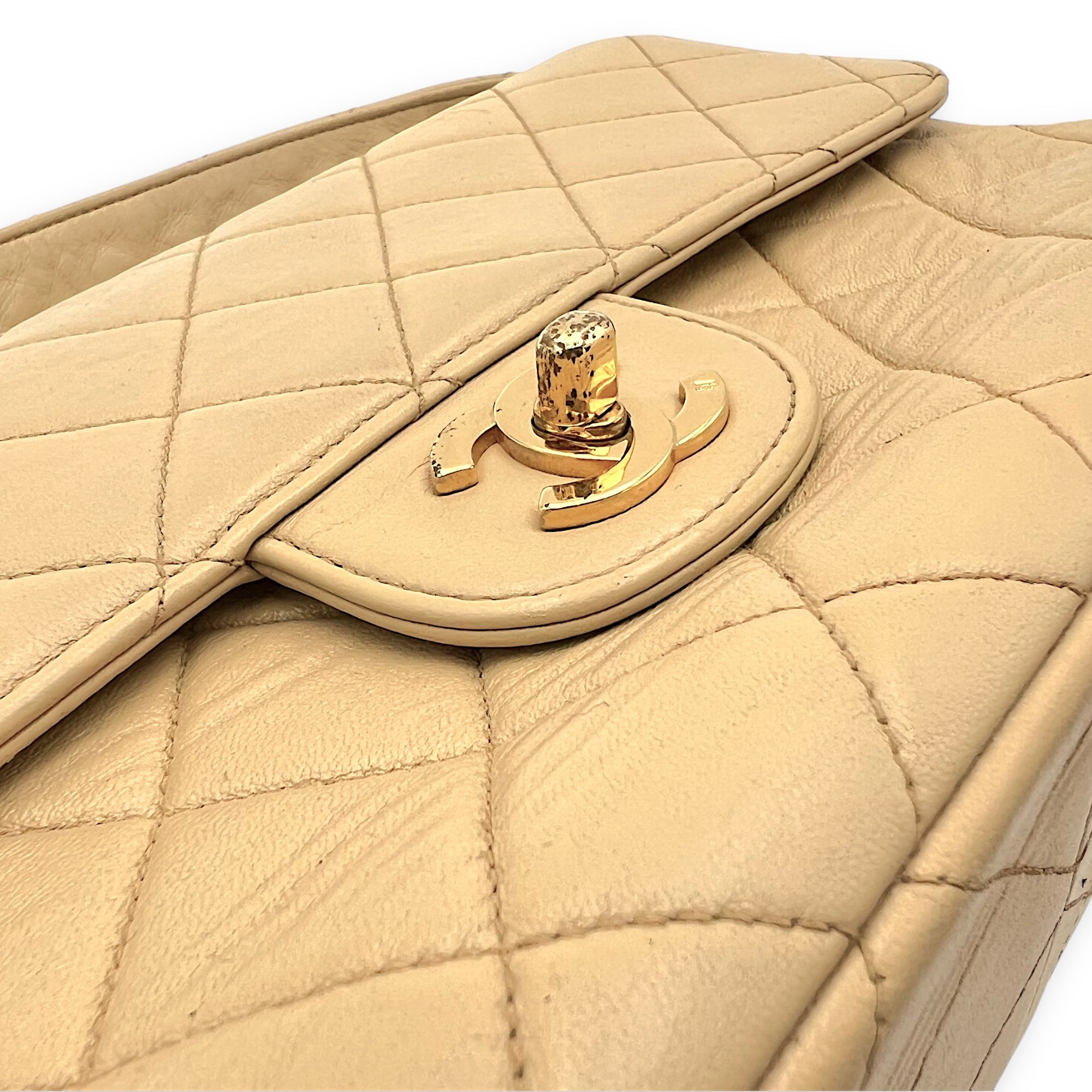 Vintage Double Face Flap Beige Shoulder Bag in Lambskin, Gold hardware - Image 17