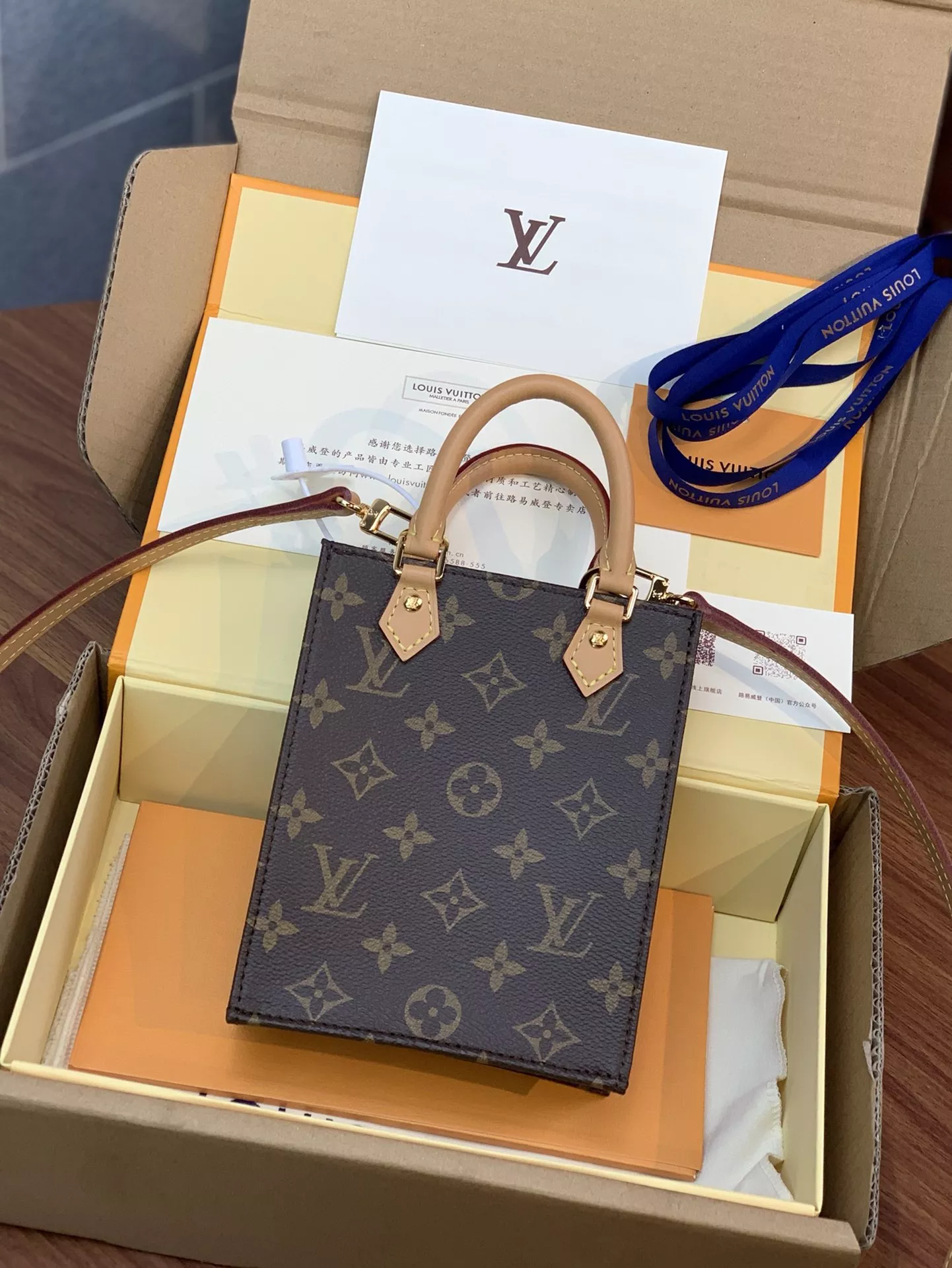 LV Petit Sac Plat Monogram Empreinte - ReplicaBags.is - Image 4