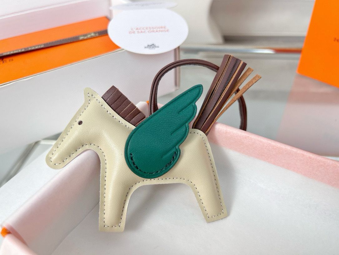 Hermes Rodeo Pegase PM Bag Charm in Craie/Chocolat/Green Lambskin - Image 4