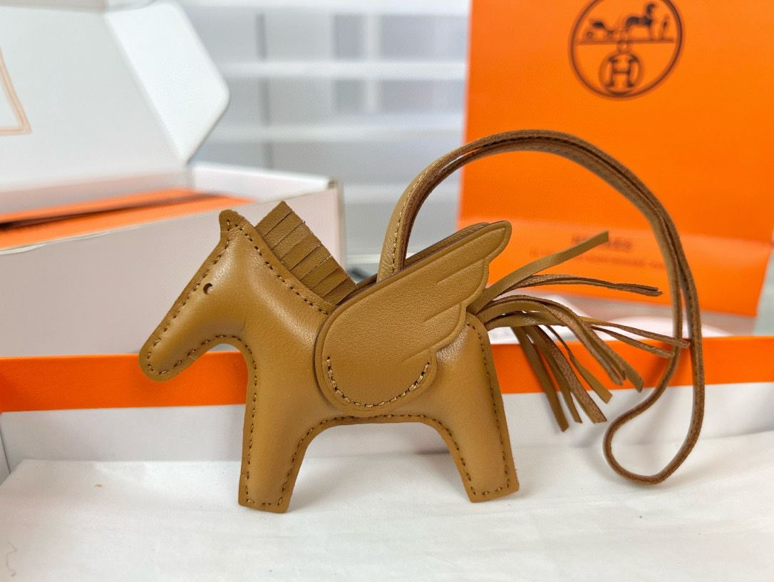 Hermes Rodeo Pegase PM Bag Charm in Sesame Lambskin - Image 4
