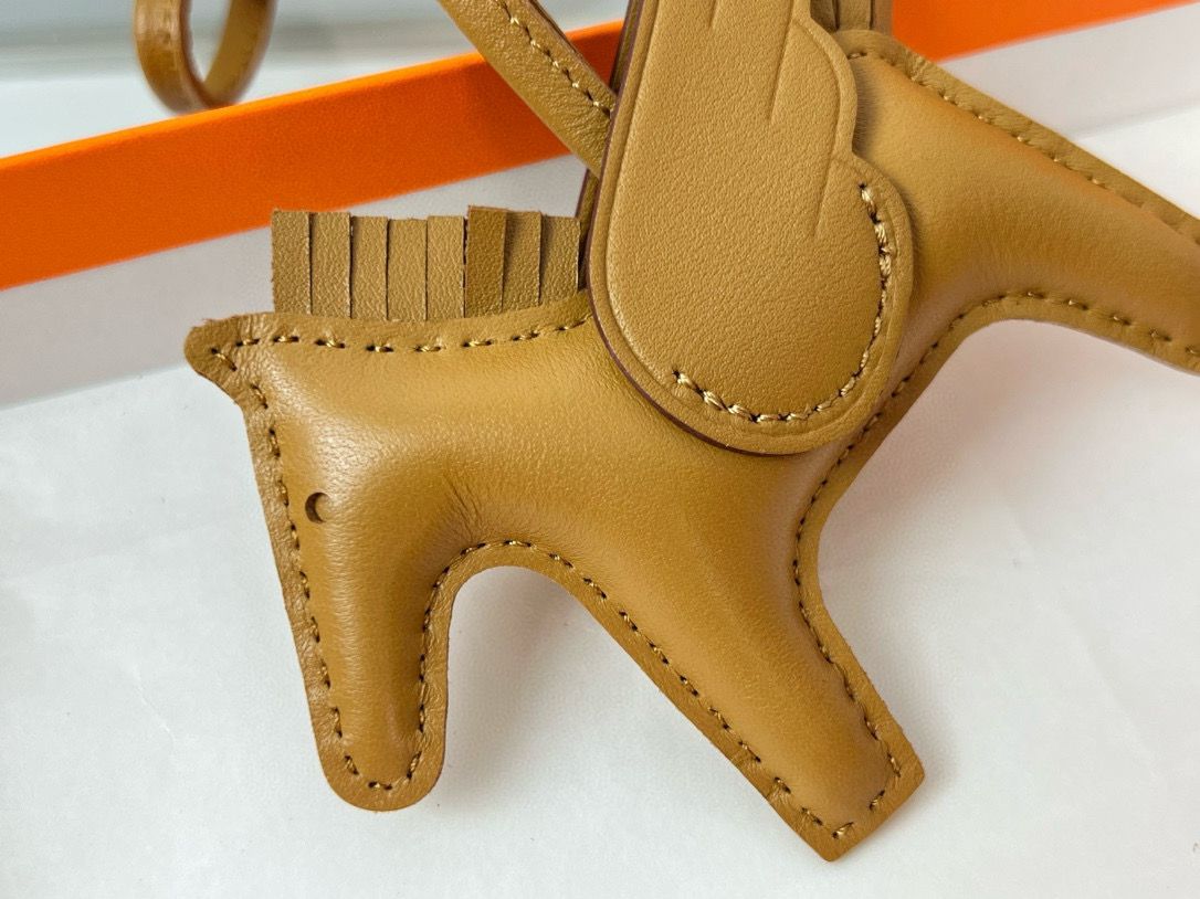 Hermes Rodeo Pegase PM Bag Charm in Sesame Lambskin - Image 5