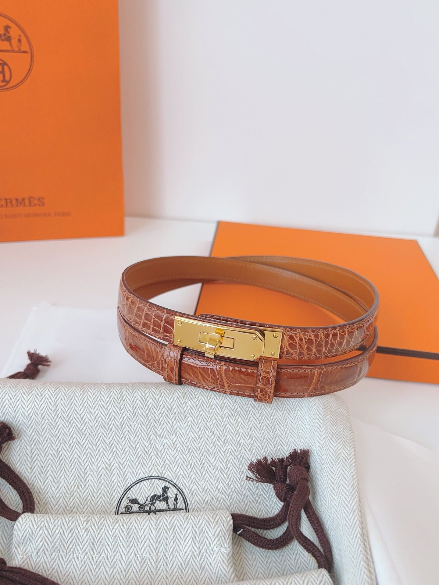 Hermes Kelly 18 Belt in Caramel Shiny Alligator Leather - Image 3