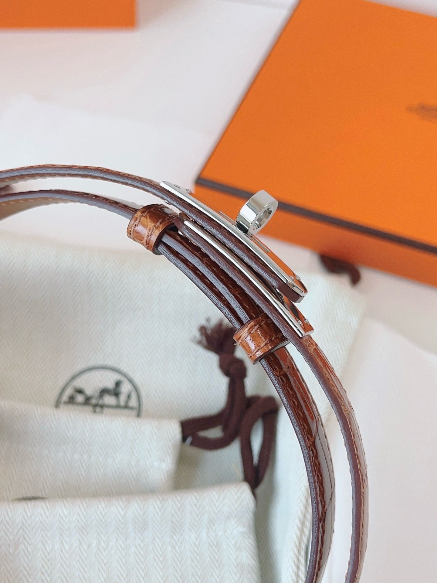 Hermes Kelly 18 Belt in Caramel Shiny Alligator Leather - Image 4