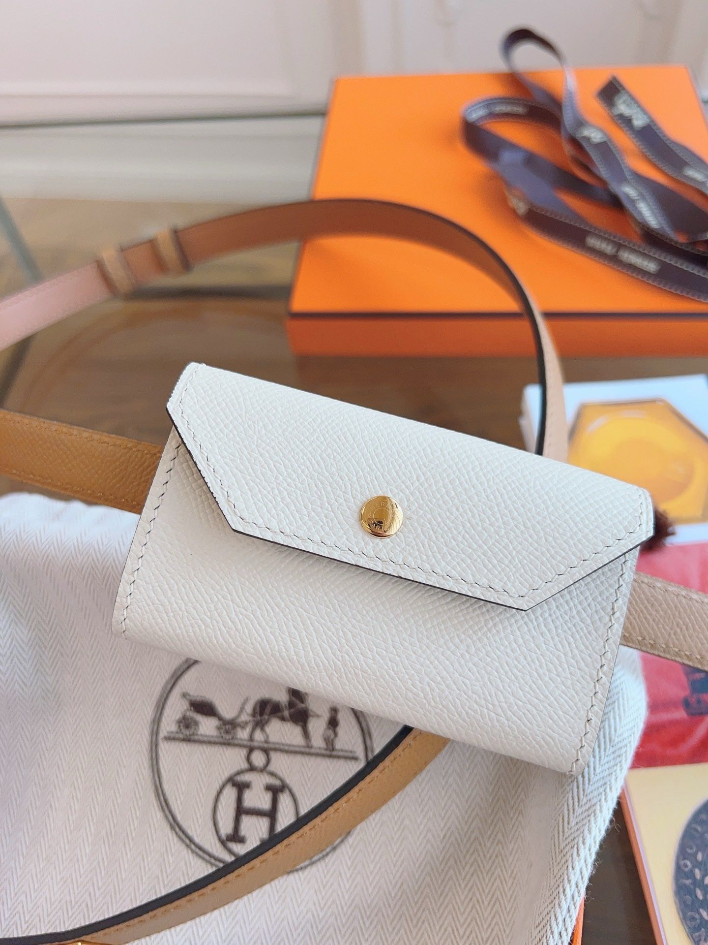 Hermes Kelly Pocket 18 Belt in Biscuit and White Epsom Calfkin - Image 4