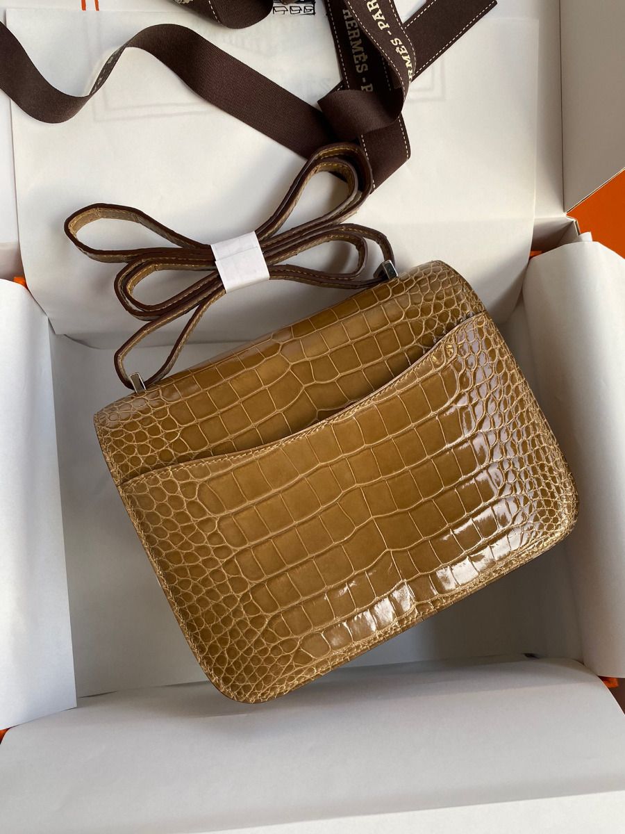Hermes Constance 18 Handmade Bag In Beige Shiny Alligator Leather - Image 3