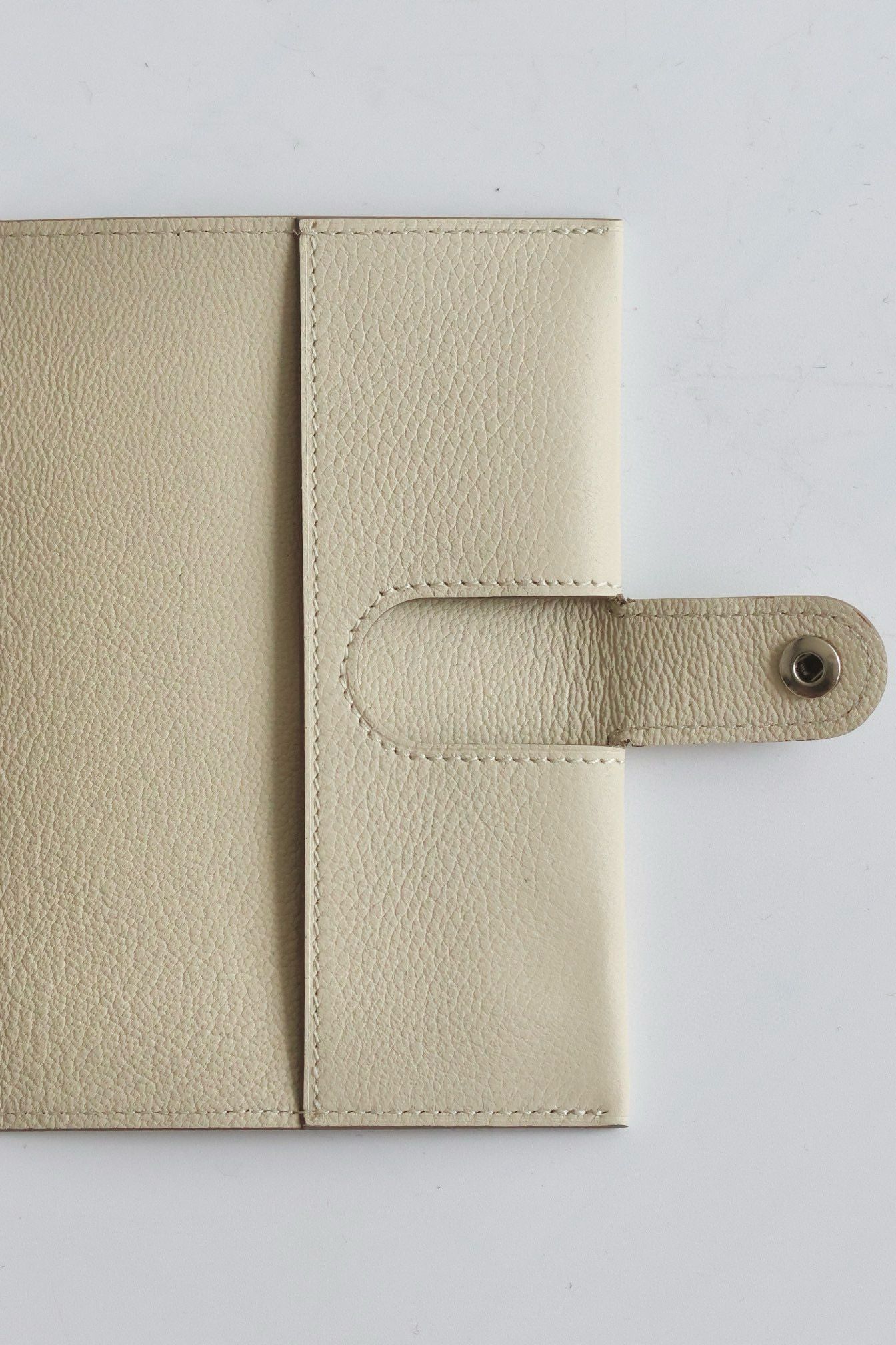 Hermes R.M.S Passport Holder in Beton Evercolor Calfskin - Image 4