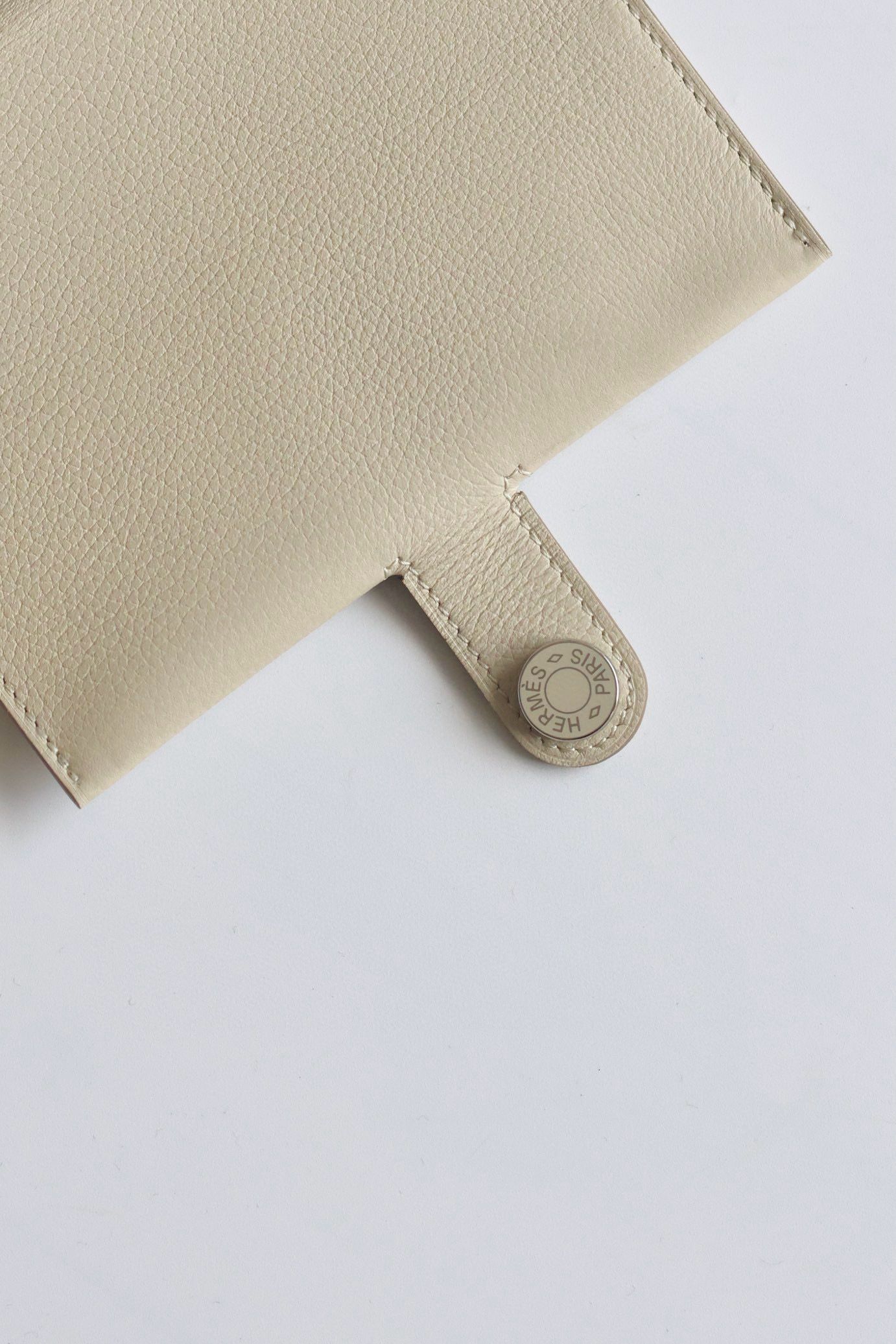 Hermes R.M.S Passport Holder in Beton Evercolor Calfskin - Image 6