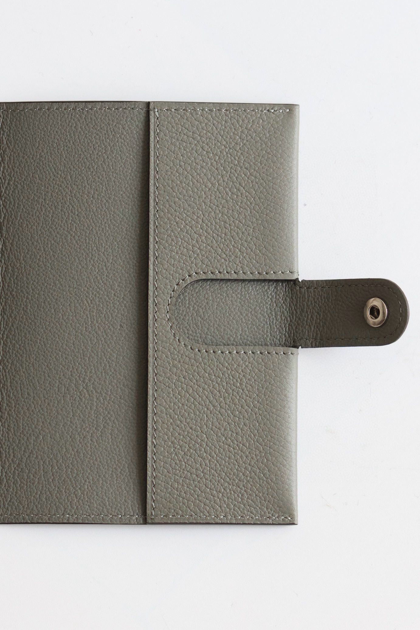Hermes R.M.S Passport Holder in Gris Meyer Evercolor Calfskin - Image 4