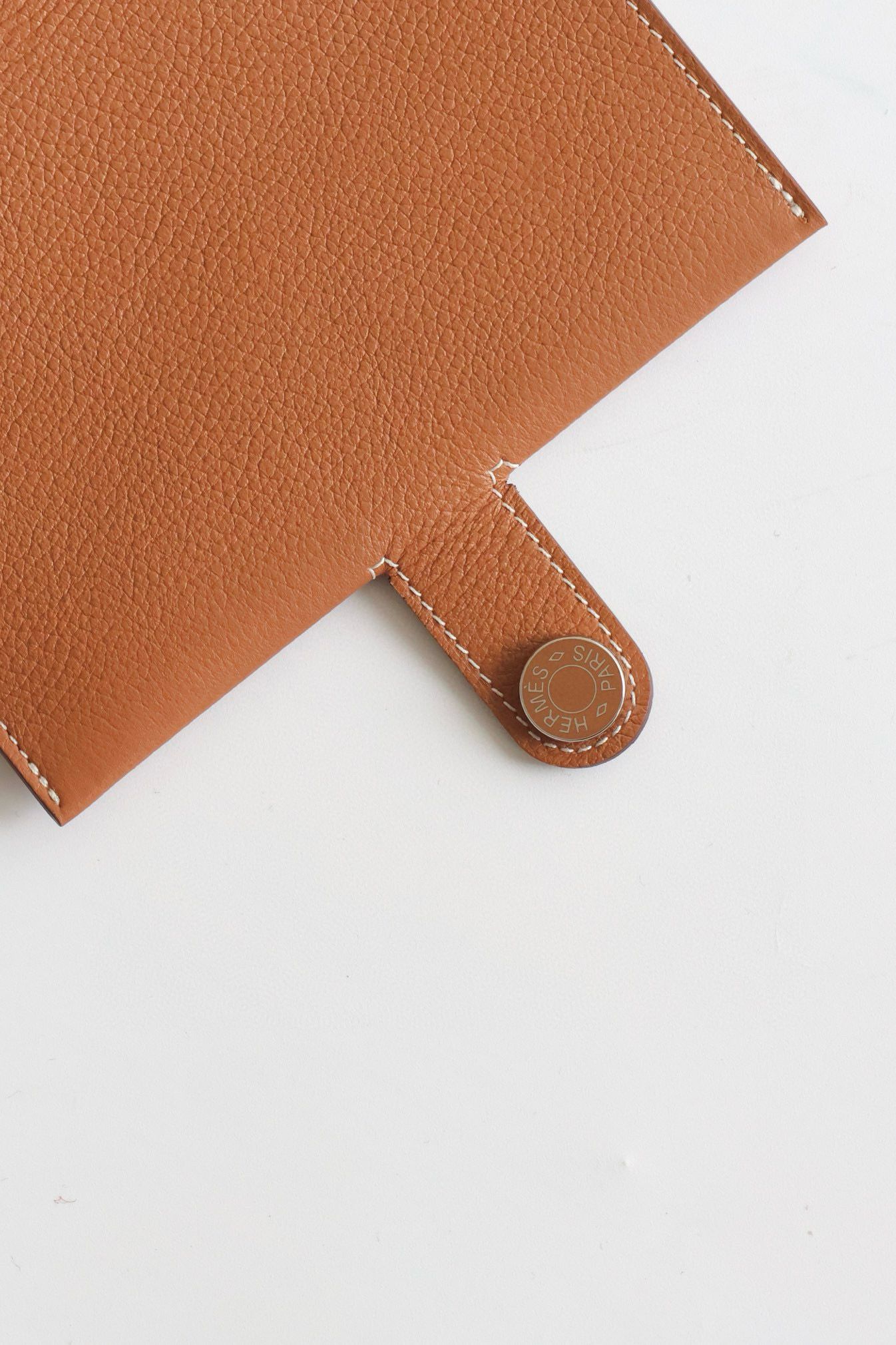 Hermes R.M.S Passport Holder in Gold Evercolor Calfskin - Image 6