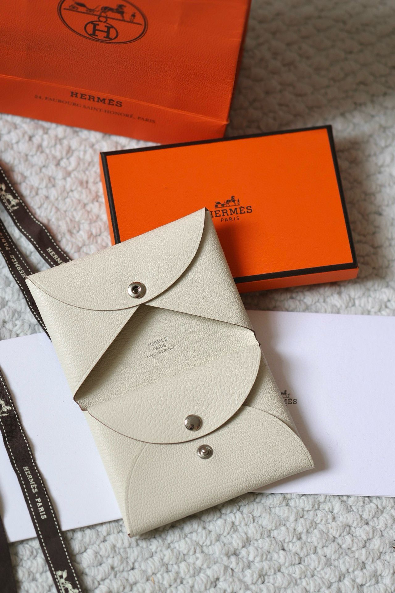 Hermes Calvi Duo Card Holder in Mushroom Mysore Goatskin - Image 5