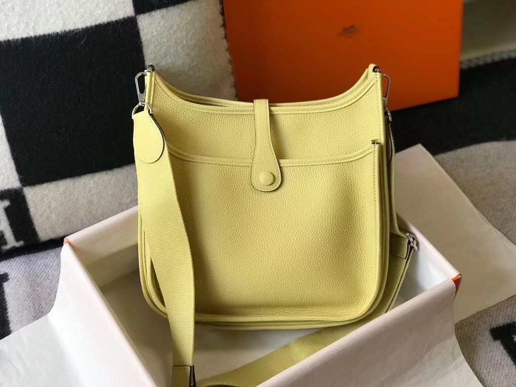 Hermes Evelyne III 29 PM Bag In Jaune Poussin Clemence Leather - Image 3