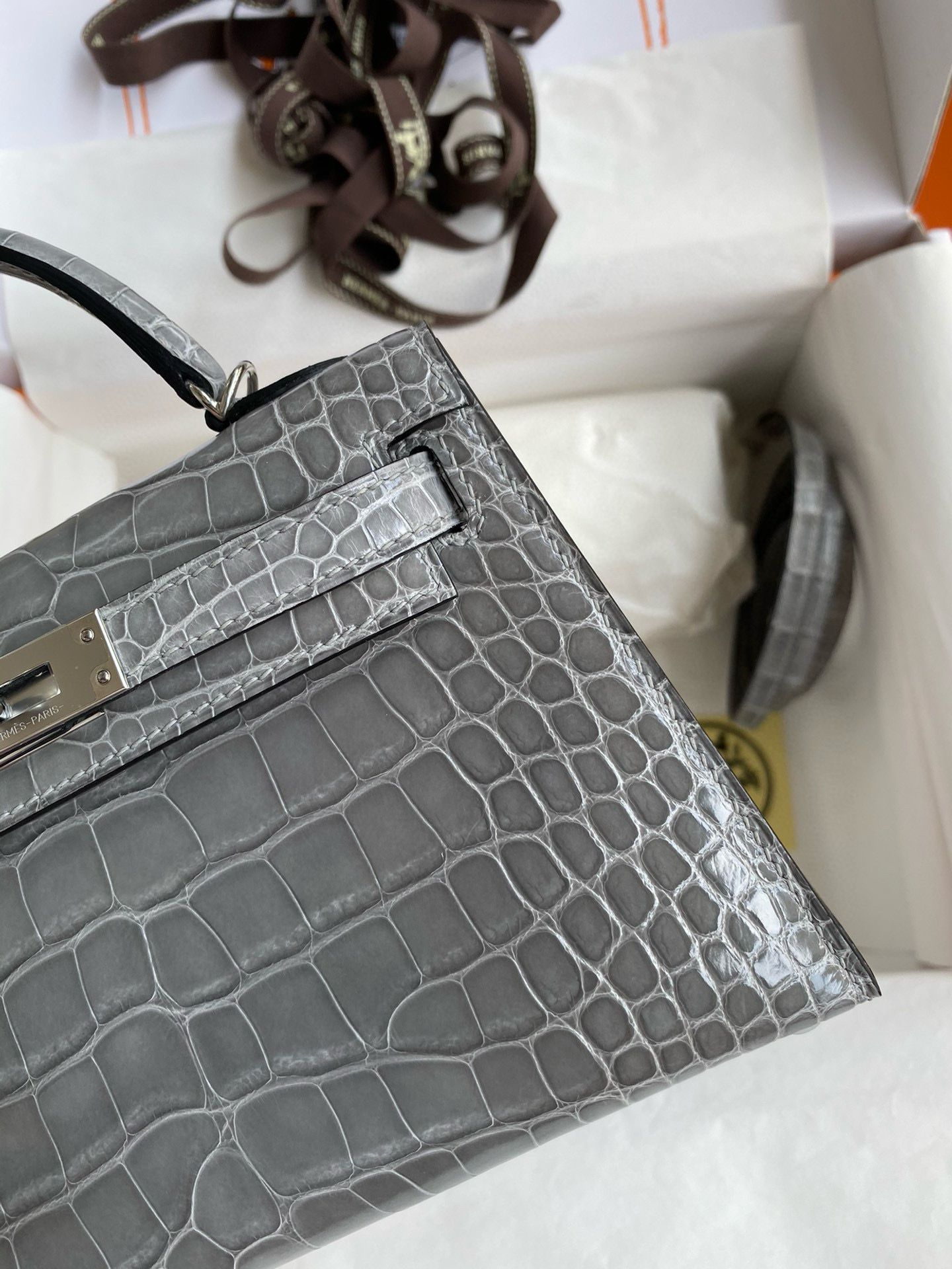 Hermes Kelly Mini II Sellier Handmade Bag in Gris Ciment Shiny Alligator Leather - Image 5