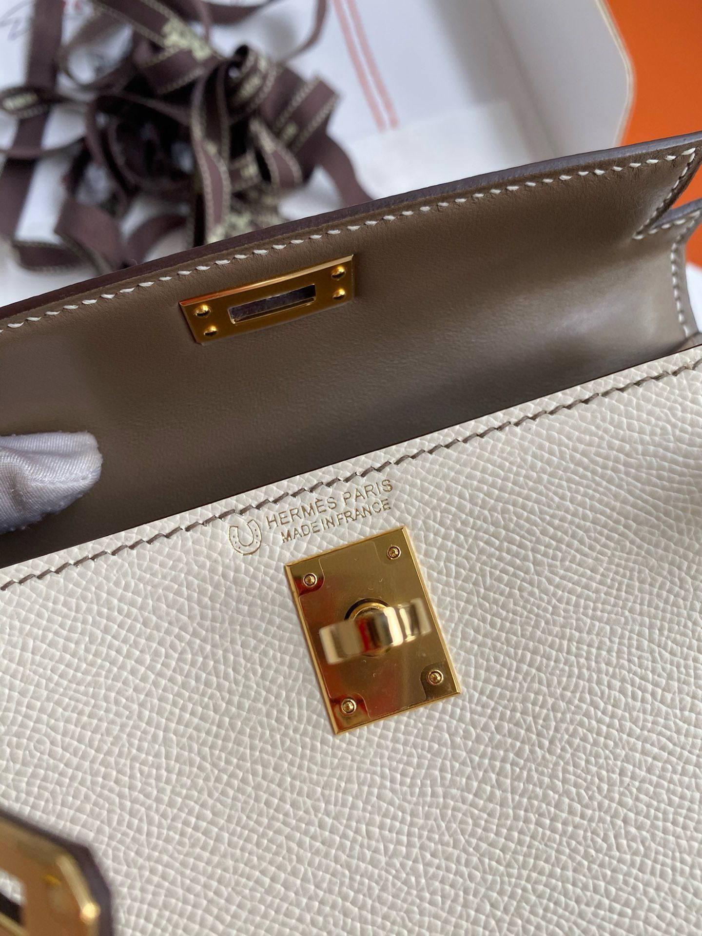 Hermes Kelly Mini II Sellier Bicolor Handmade Bag in Nata and Taupe Epsom Calfskin - Image 9