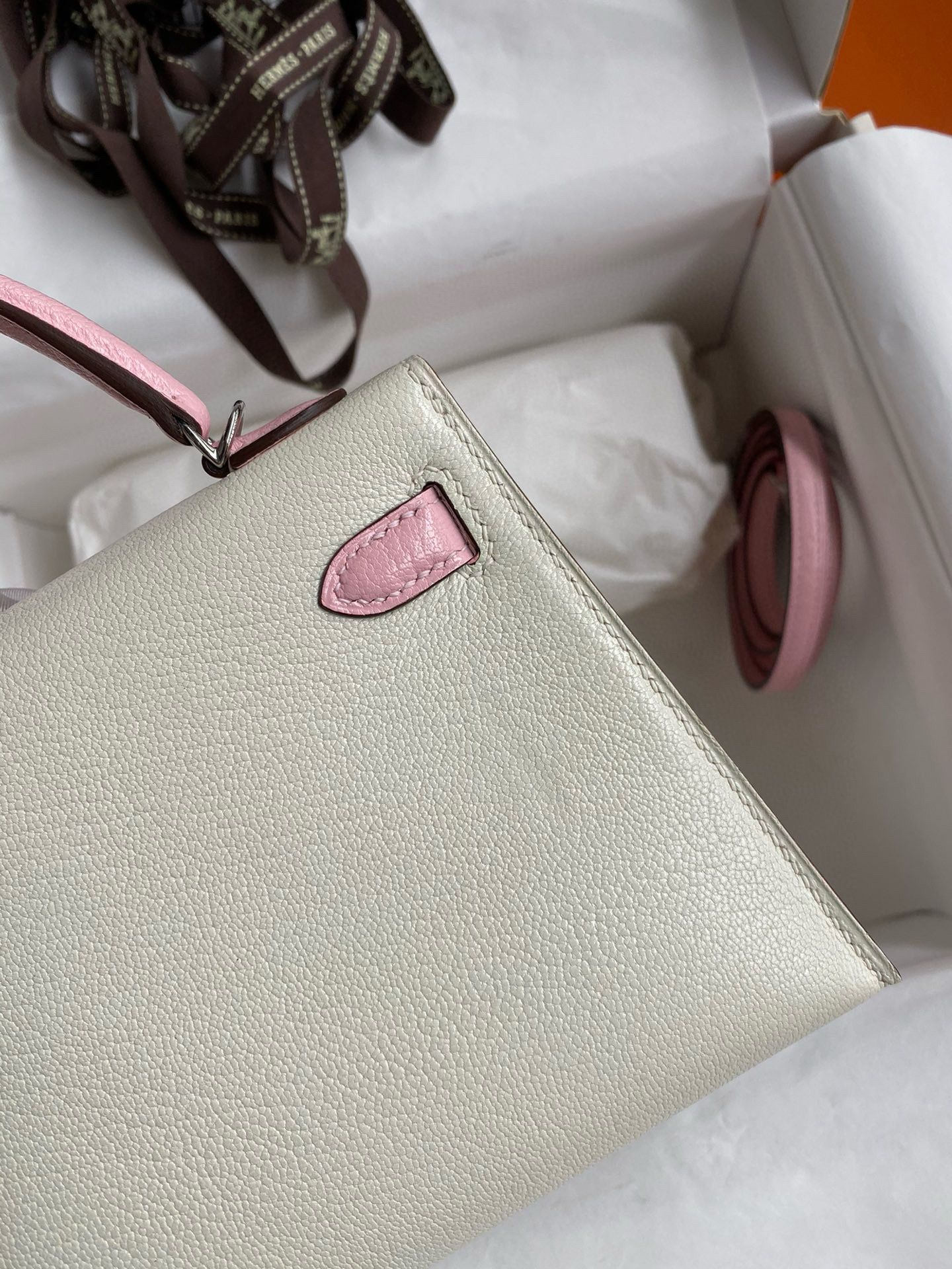 Hermes Kelly Mini II Sellier Bicolor Handmade Bag in Nata and Rose Sakura Chevre Mysore Leather - Image 6