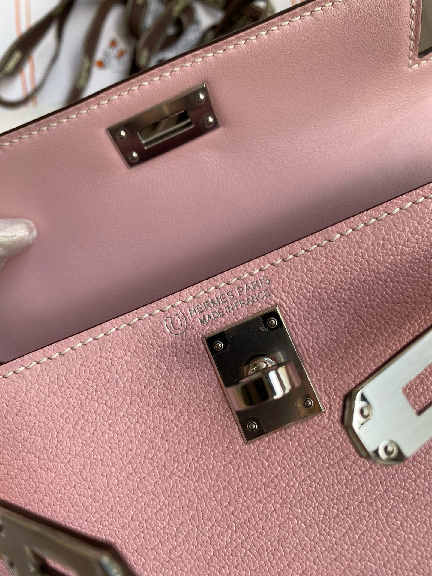 Hermes Kelly Mini II Sellier Bicolor Handmade Bag in Rose Sakura and Nata Chevre Mysore Leather - Image 9