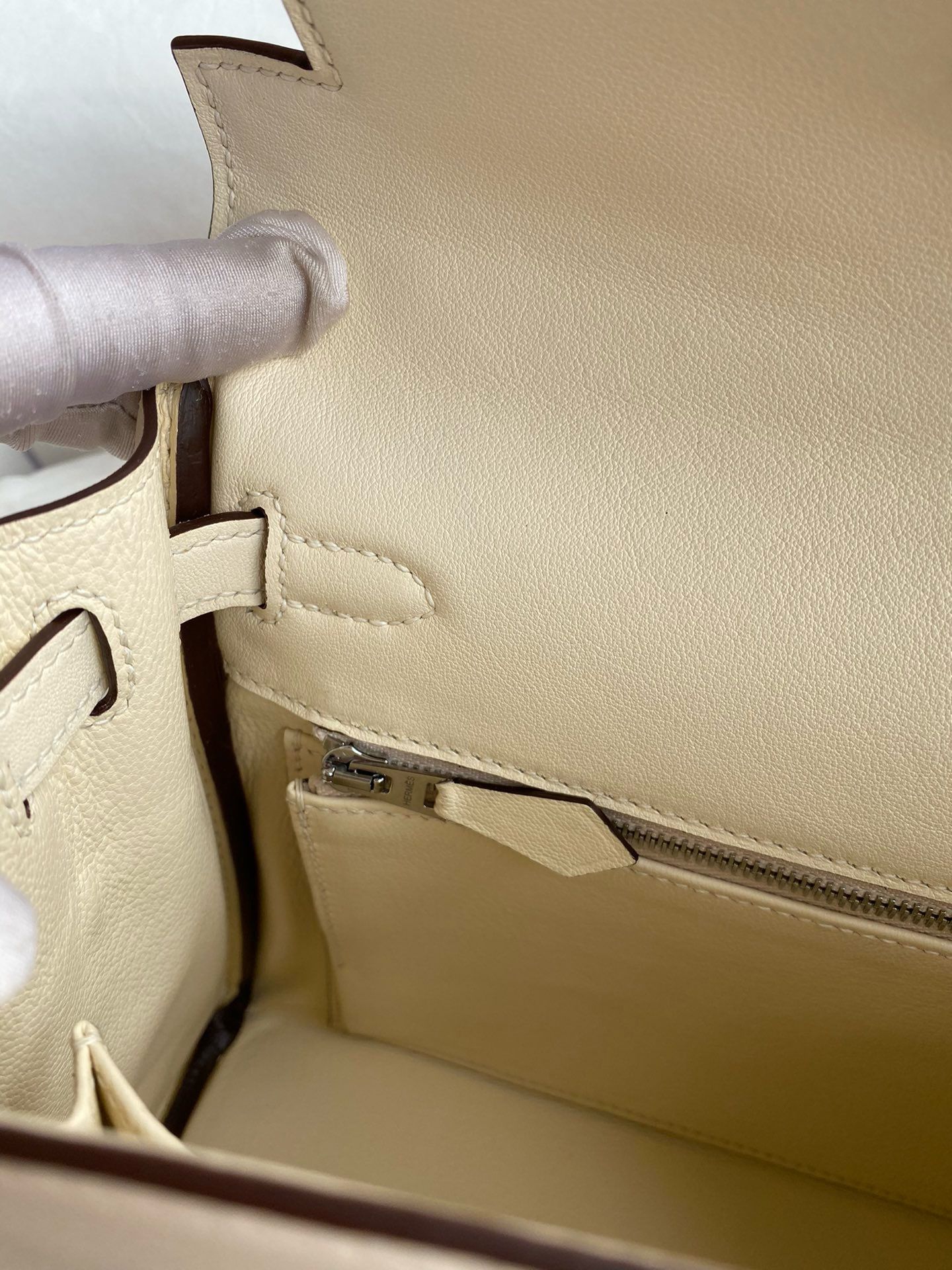 Hermes Kelly Retourne 25 Handmade Bag In Nata Swift Calfskin - Image 10