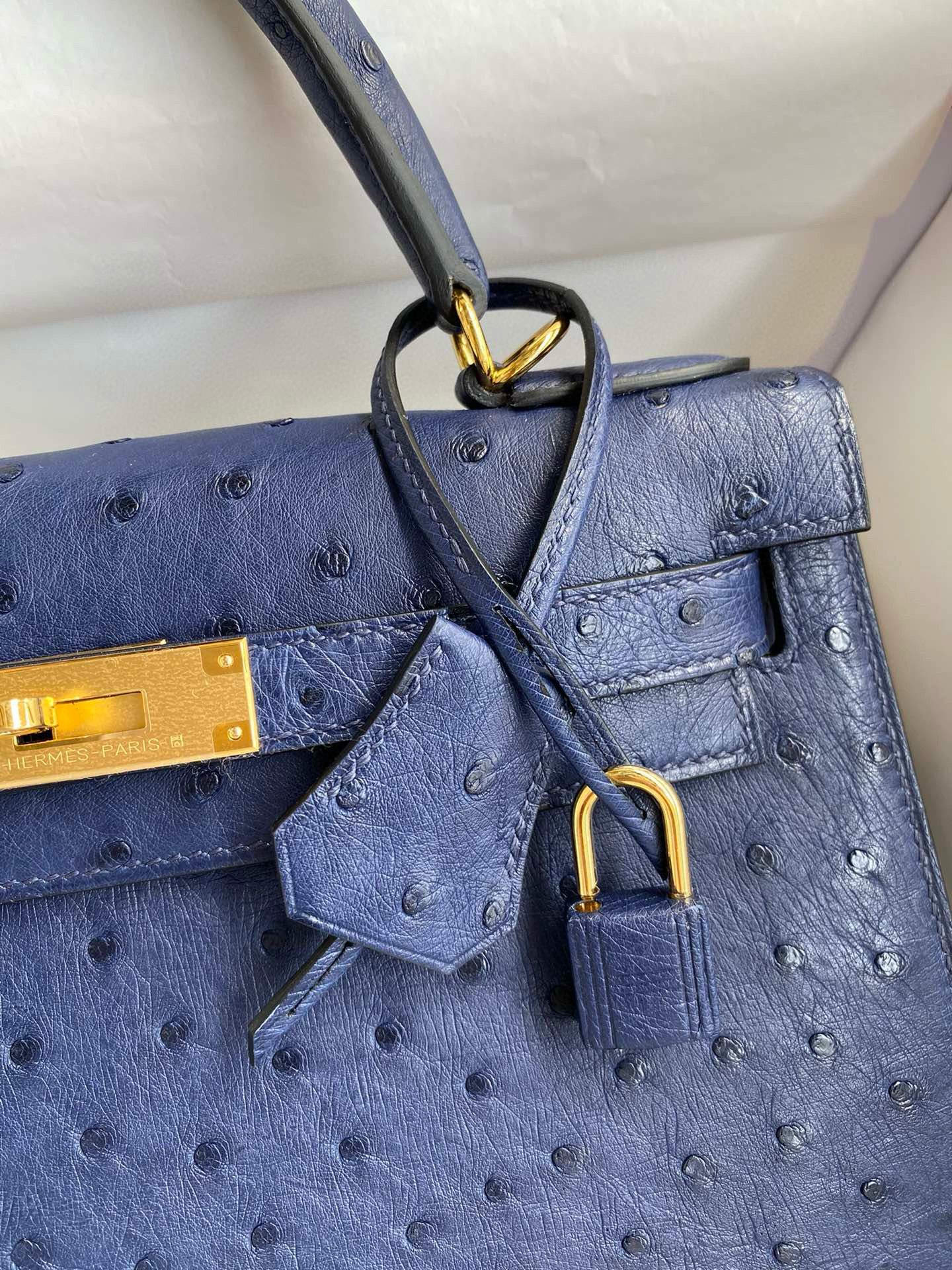 Hermes Kelly Sellier 28 Handmade Bag In Blue Iris Ostrich Leather - Image 4