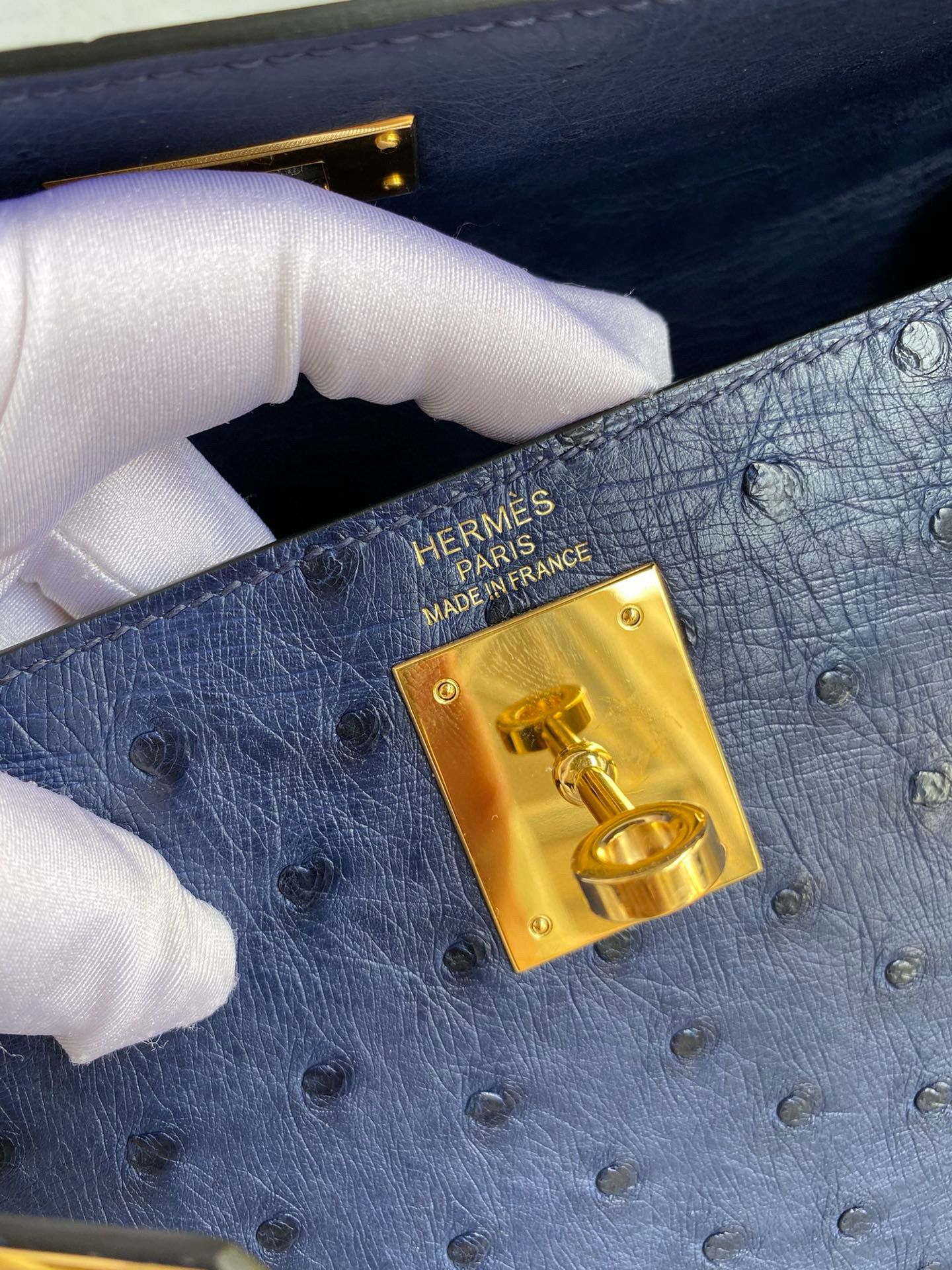Hermes Kelly Sellier 28 Handmade Bag In Blue Iris Ostrich Leather - Image 8