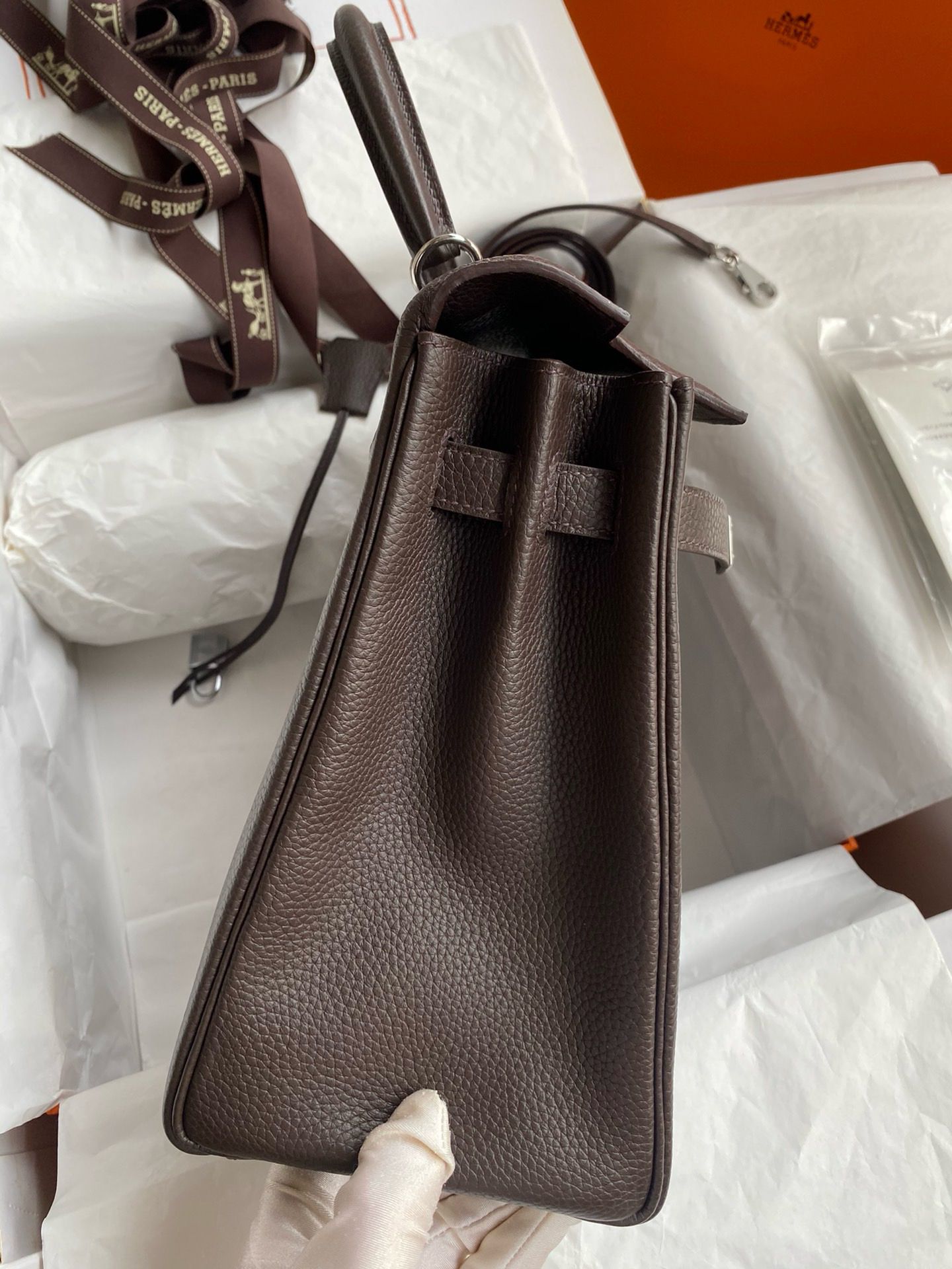 Hermes Kelly Retourne 32 Handmade Bag in Chocolat Clemence Leather - Image 6