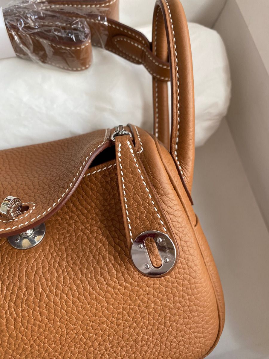 Hermes Mini Lindy Handmade Bag In Gold Clemence Leather - Image 4