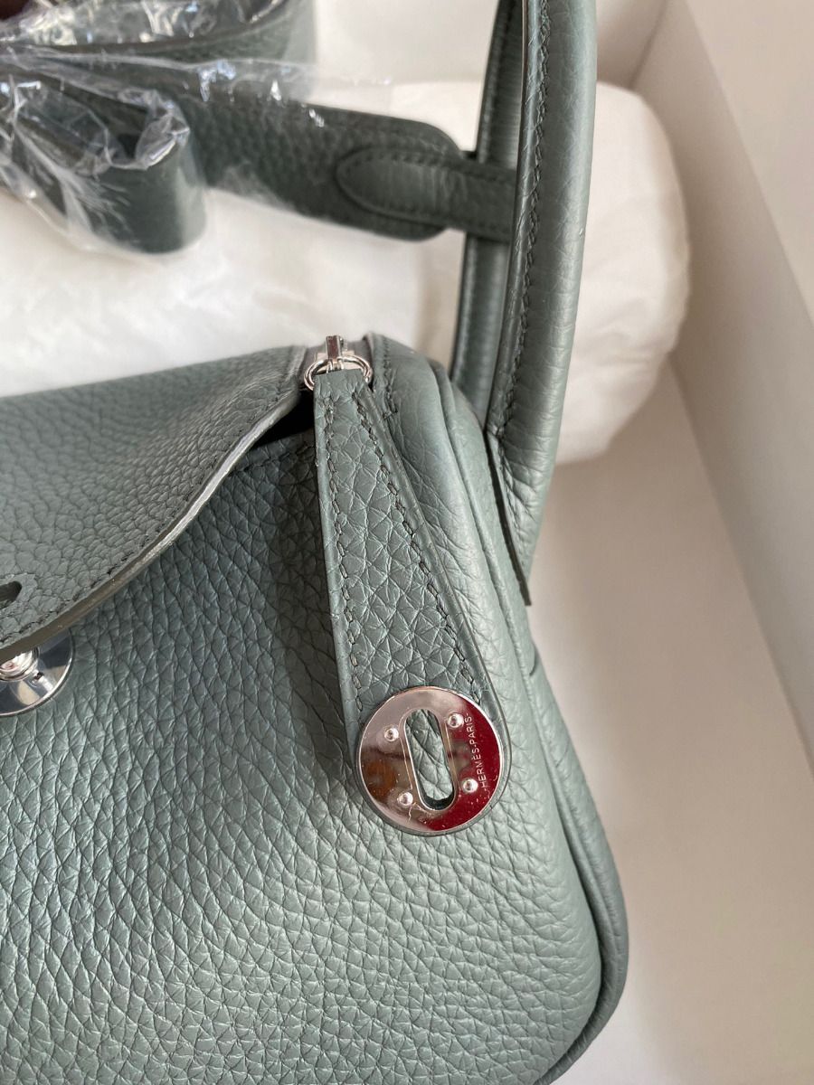 Hermes Mini Lindy Handmade Bag In Vert Amande Clemence Leather - Image 4