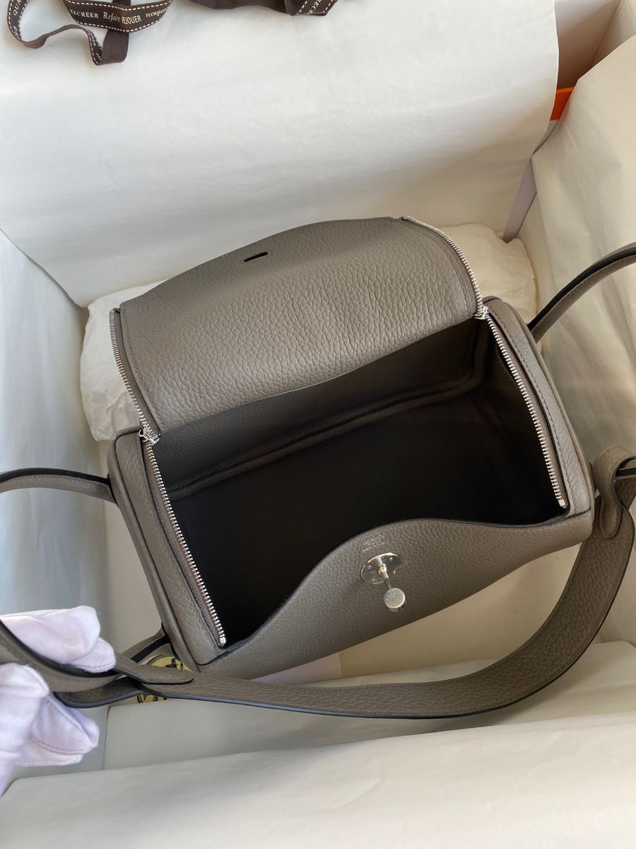 Hermes Lindy 26 Handmade Bag In Etain Clemence Leather - Image 8