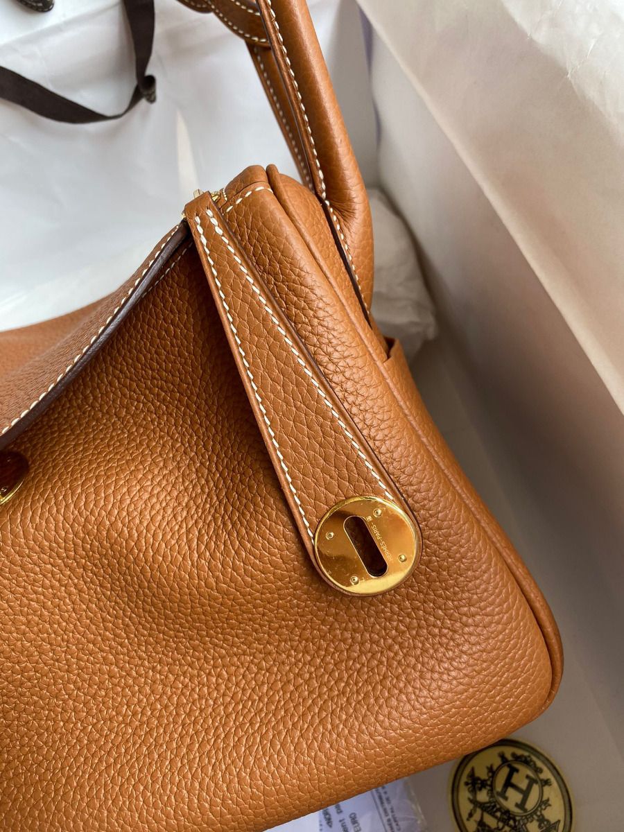 Hermes Lindy 26 Handmade Bag In Gold Clemence Leather - Image 4