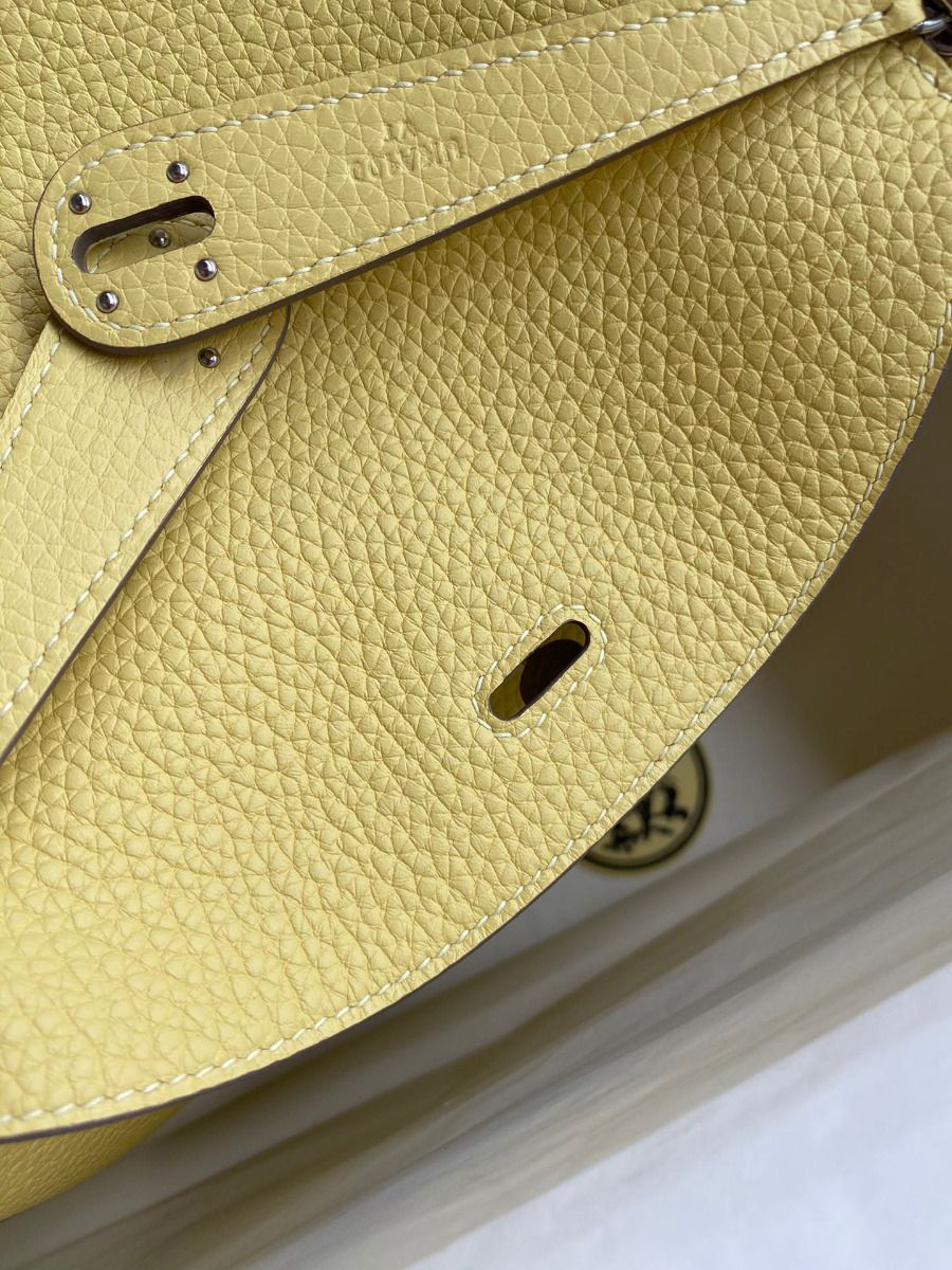 Hermes Lindy 26 Handmade Bag In Jaune Poussin Clemence Leather - Image 7