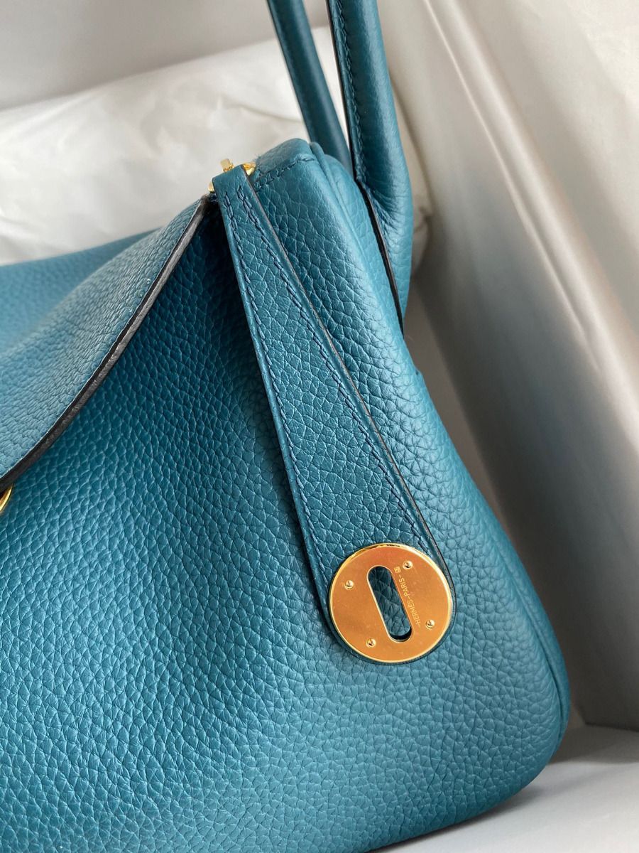 Hermes Lindy 26 Handmade Bag In Vert Bosphore Clemence Leather - Image 4