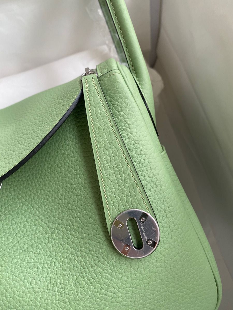 Hermes Lindy 26 Handmade Bag In Vert Criquet Clemence Leather - Image 4