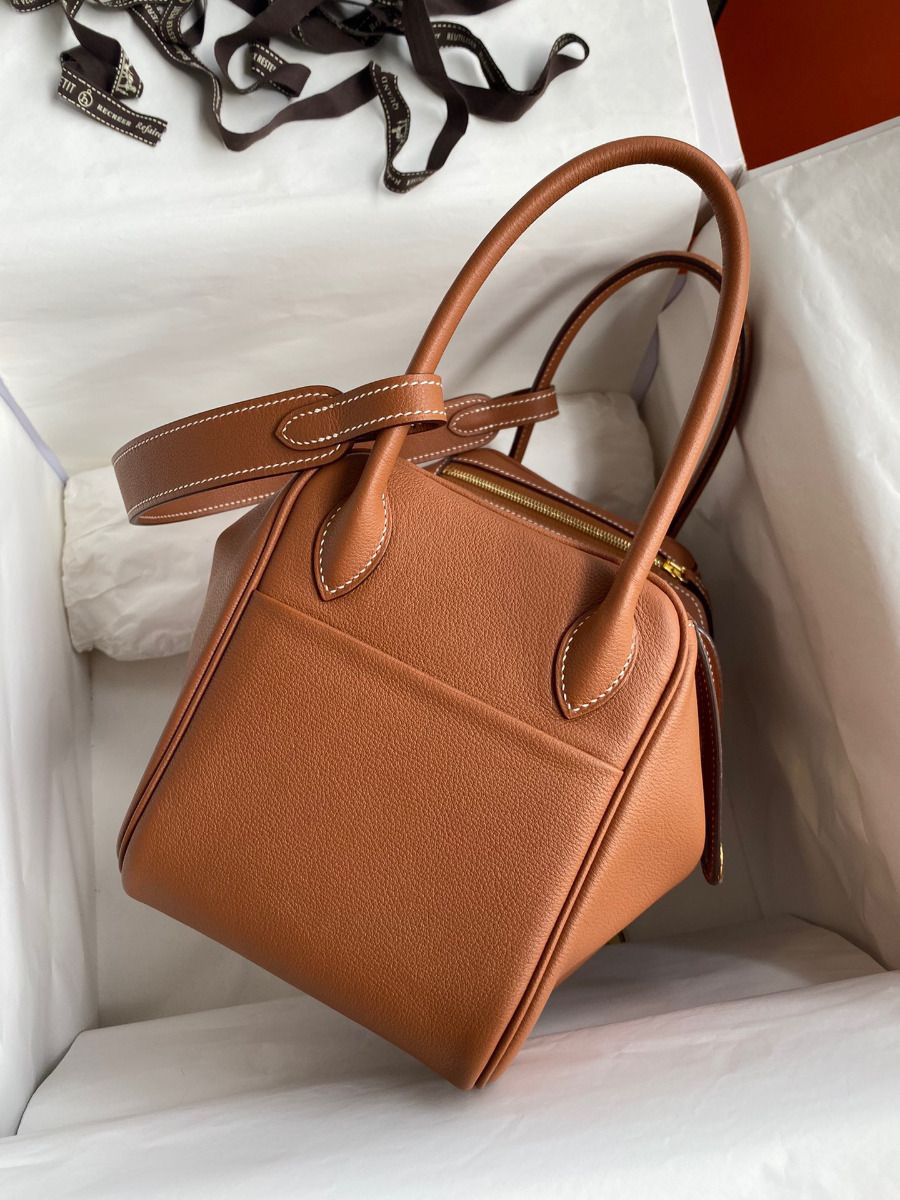 Hermes Lindy 26 Handmade Bag In Gold Evercolor Leather - Image 3