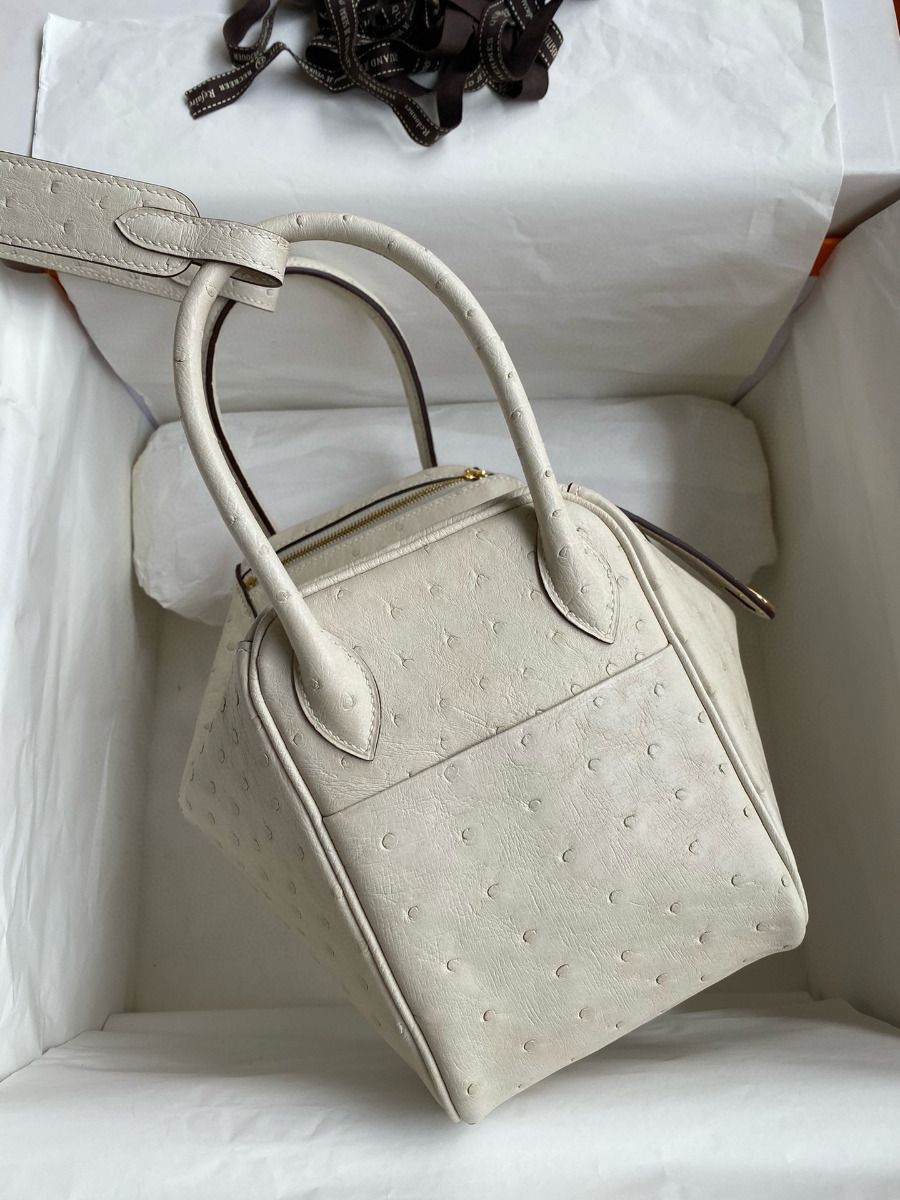 Hermes Lindy 26 Handmade Bag In Craie Ostrich Leather - Image 3