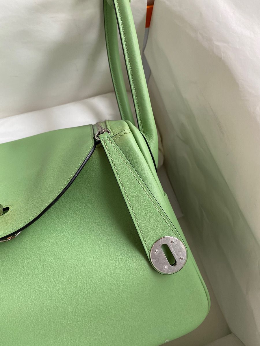 Hermes Lindy 26 Handmade Bag In Vert Criquet Swift Calfskin - Image 4