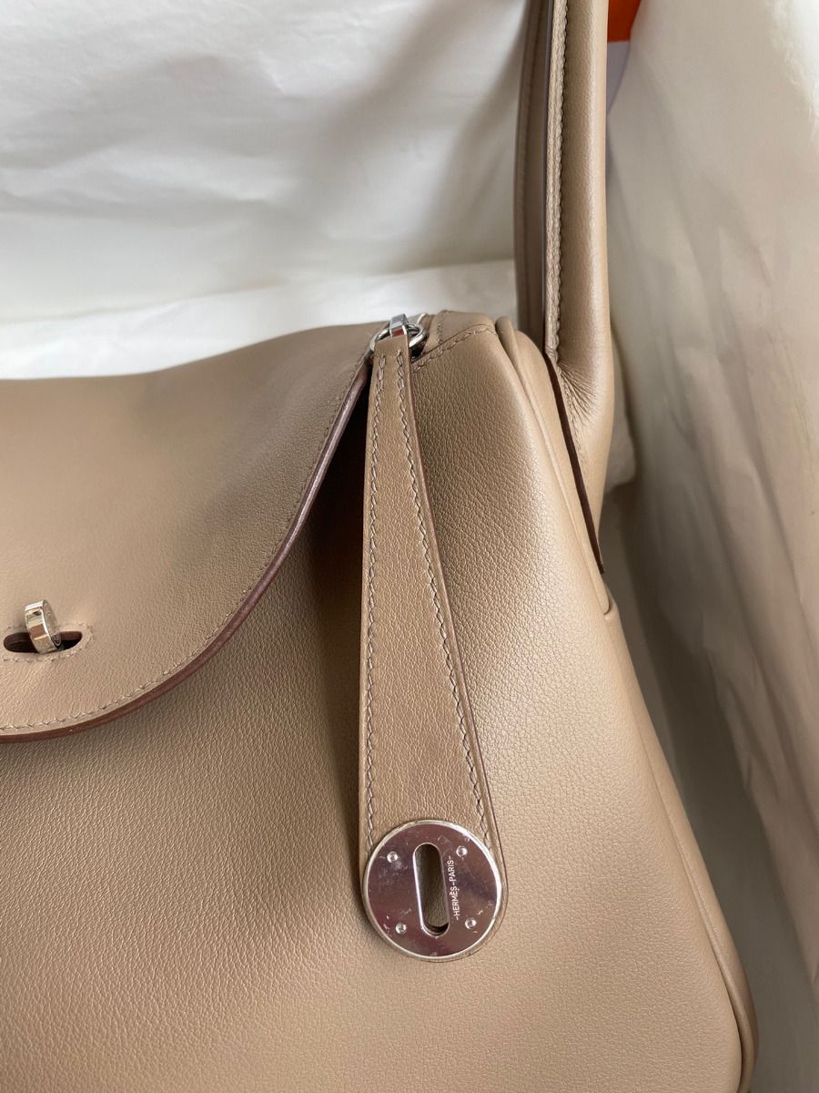Hermes Lindy 30 Handmade Bag In Taupe Swift Calfskin - Image 4