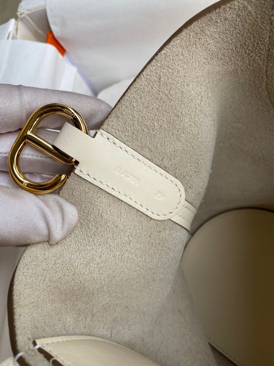Hermes In The Loop 18 Handmade Bag in Craie Clemence Leather - Image 8