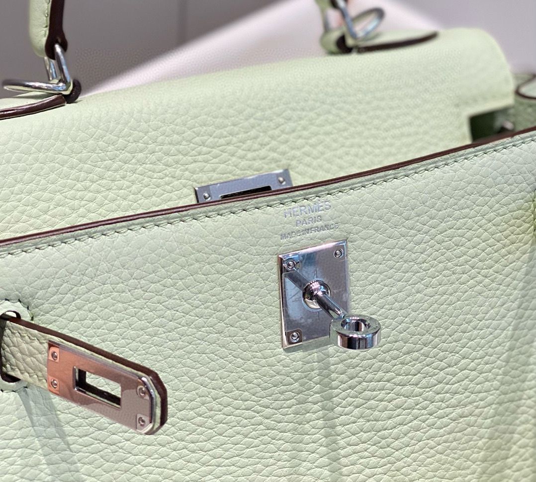 Hermes Kelly 20cm Bag In Vert Fizz Clemence Leather PHW - Image 7