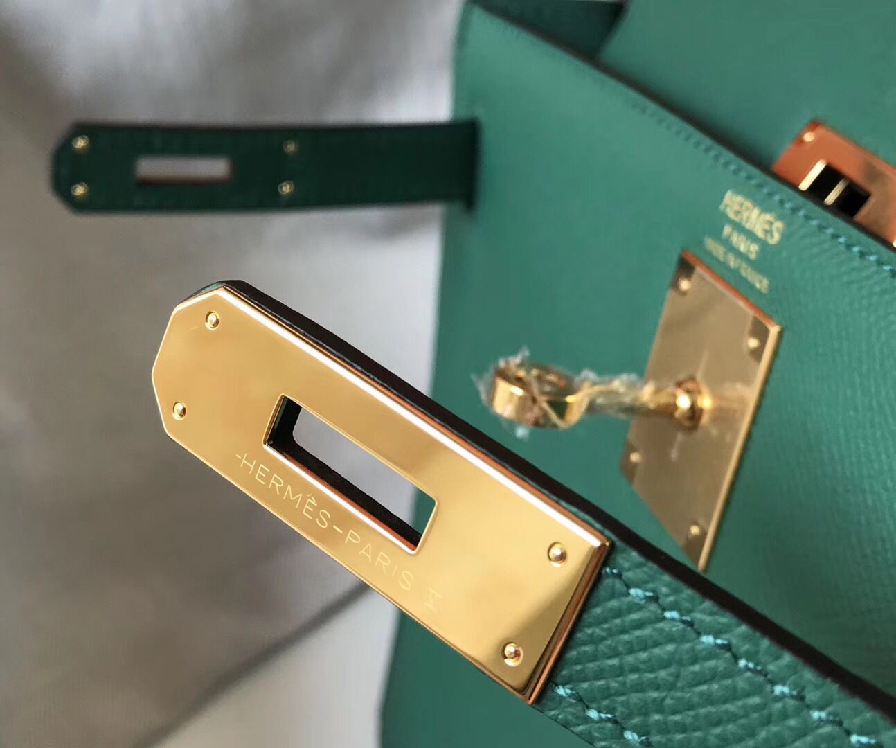 Hermes Kelly 32cm Bag In Vert Vertigo Epsom Leather GHW - Image 6