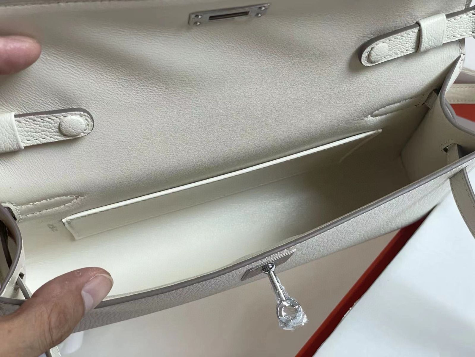 Hermes Kelly Elan Handmade Bag In Craie Chevre Mysore Leather - Image 7
