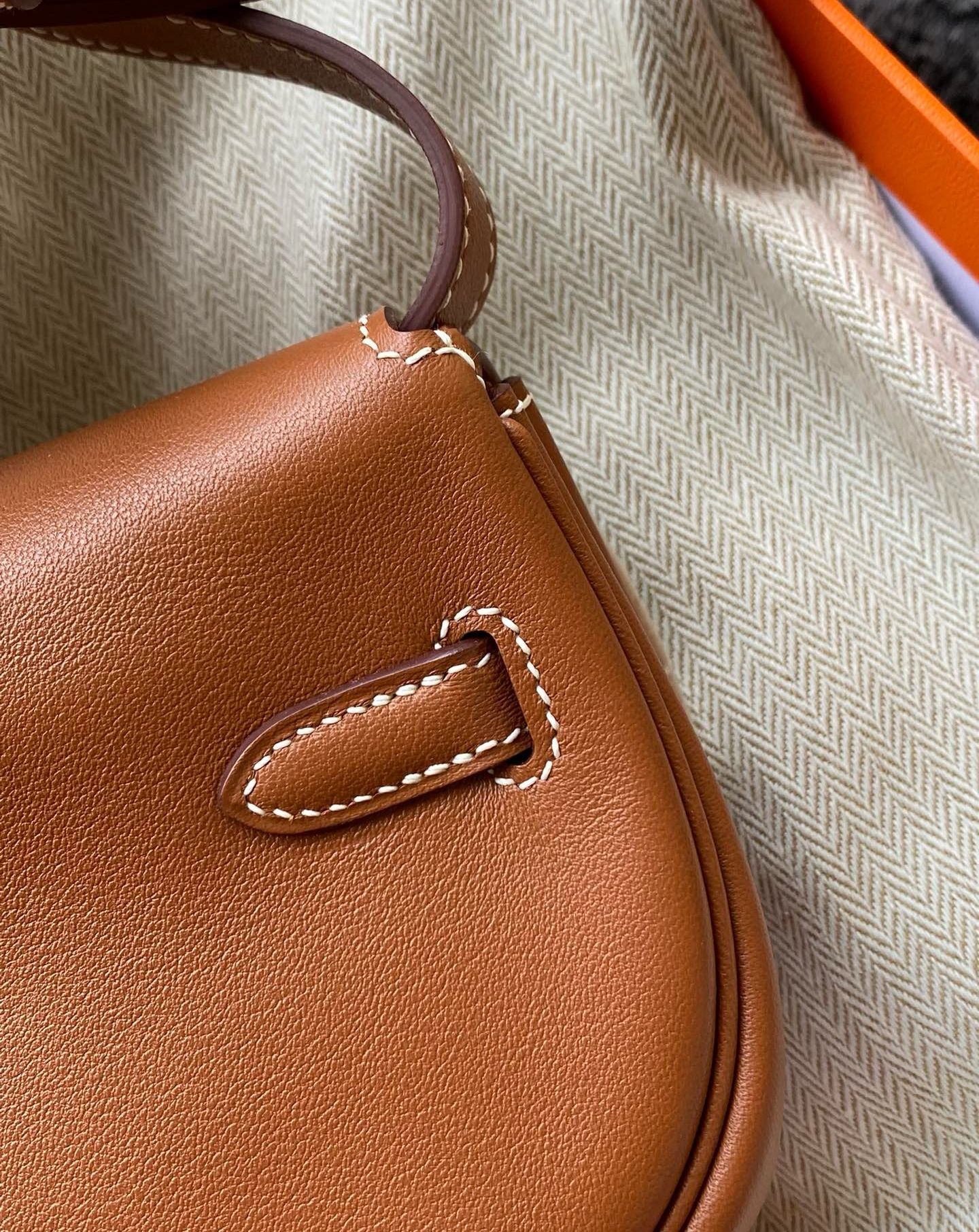 Hermès Kelly Moove Handmade Bag in Gold Swift Calfskin - Image 6